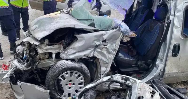 Elazığ da feci kaza: Metal yığınına dönen araçta karı koca can verdi