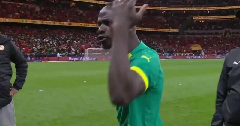 Mane sahadan çekilen takımı tek cümlesiyle geri döndürmüş