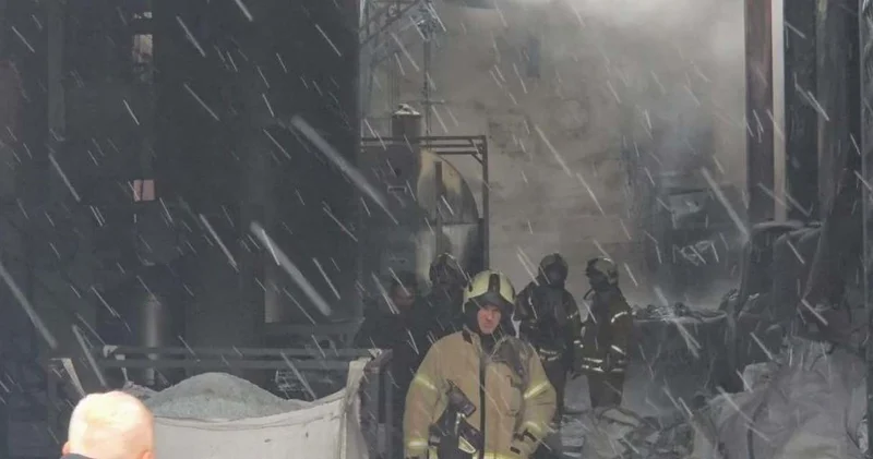 Arnavutköy deki plastik fabrikasında yangın