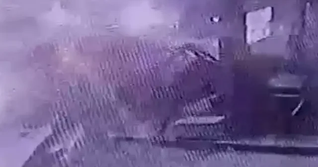 Başakşehir de karda kayan otomobil güvenlik kulübesine daldı VİDEO İZLE