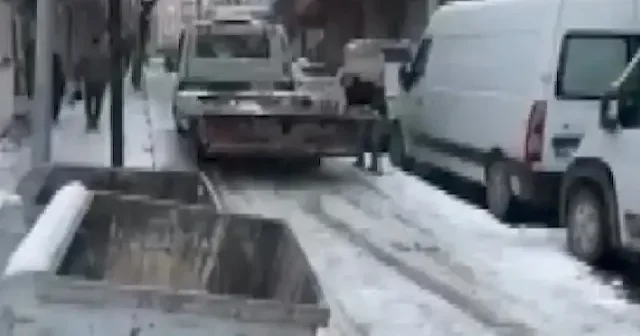 İstanbul da sıra dışı yol açma yöntemi: Mahsur kalan ambulansı çekici kurtardı VİDEO İZLE