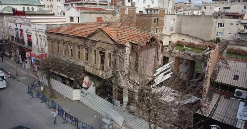 Edremit’in tarihi sembol binalarından biri kısmen çöktü