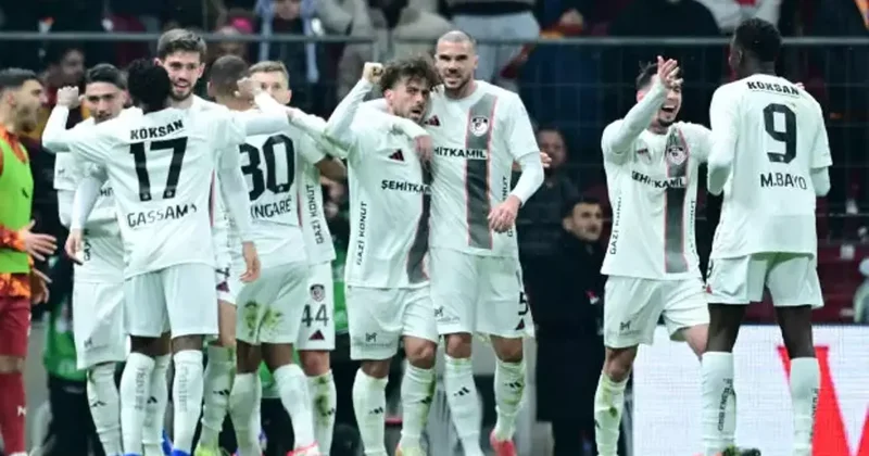 Süper Lig de şampiyonluk yarışı nefes kesiyor: Fark 1 e düştü! İşte son puan durumu