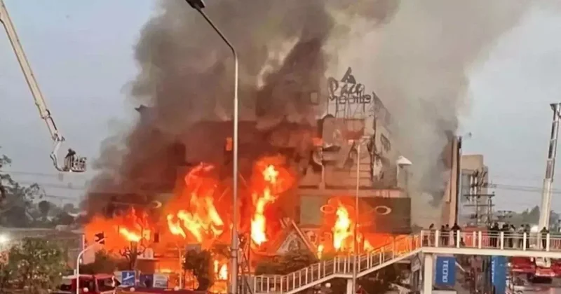 Karaçi de AVM Yangını: 14 Ölü, 70 Kayıp