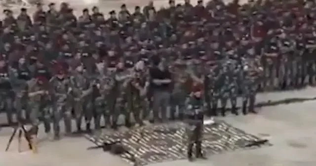 Suriye ordusu komutanlarının imamlığında cemaatle namaz kıldı VİDEO İZLE