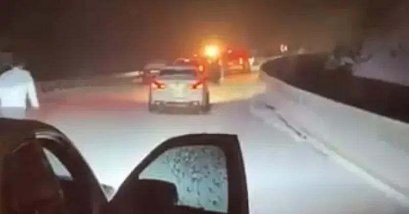 Kar yağışı yolu kapattı! 20 araç mahsur kaldı