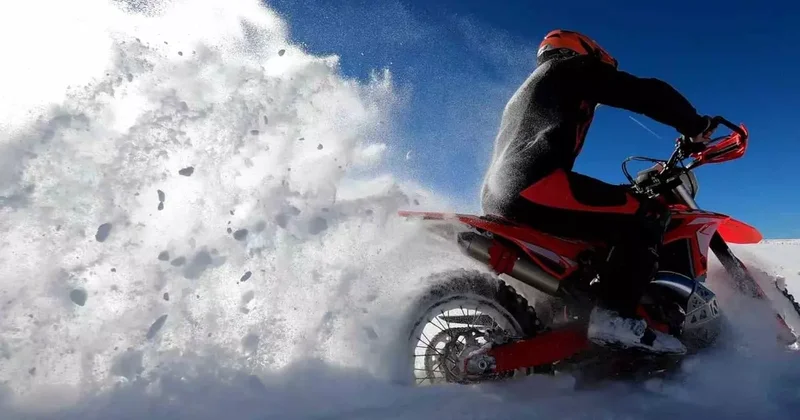 Erzincan’da motokuryelere kar engeli