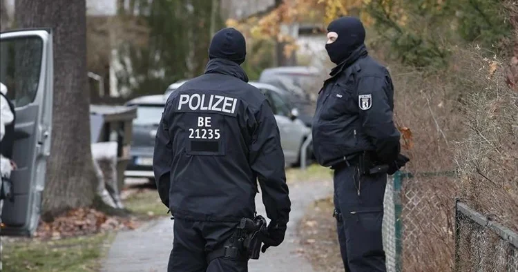 Hitler selamı verdi tutuklandı