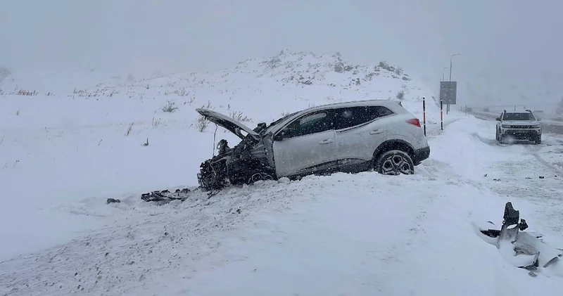 Otomobil refüje çarptı: Yaralılar var