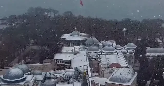 Kar İstanbul’u beyaza bürüdü: Topkapı Sarayı’nda kartpostallık manzara büyüledi VİDEO İZLE