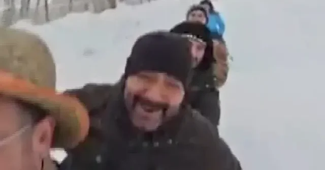 Samsun da kar kalınlığı 1 metreyi aştı: Vatandaşların traktör arkasında kızak keyfi kamerada VİDEO İZLE