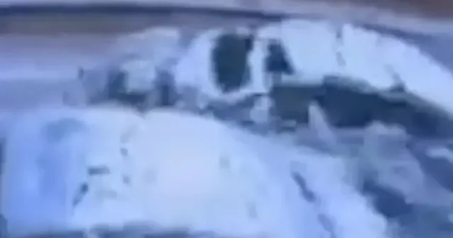 Karlı yolda kontrolden çıkan araç park halindeki otomobile çarptı VİDEO İZLE