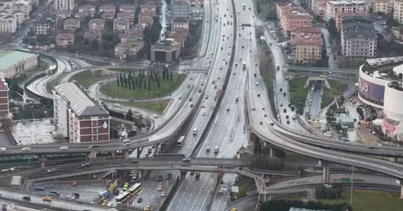 İstanbul halkı toplu taşımayı kullandı, megakent’te yollar boş kaldı