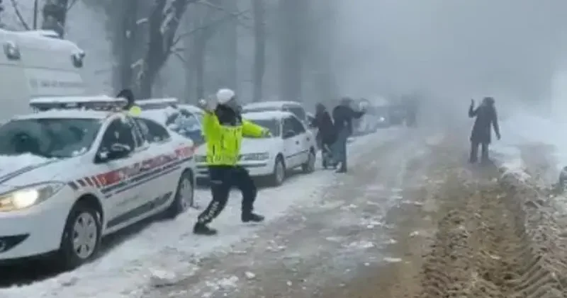 Kızak festivalinde jandarma ile çocukların kar topu savaşı