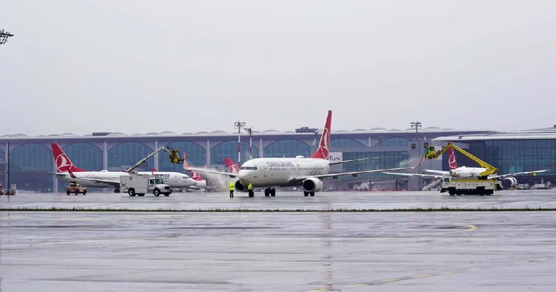 İstanbul u kar vurdu: Uçak seferleri durdu mu?