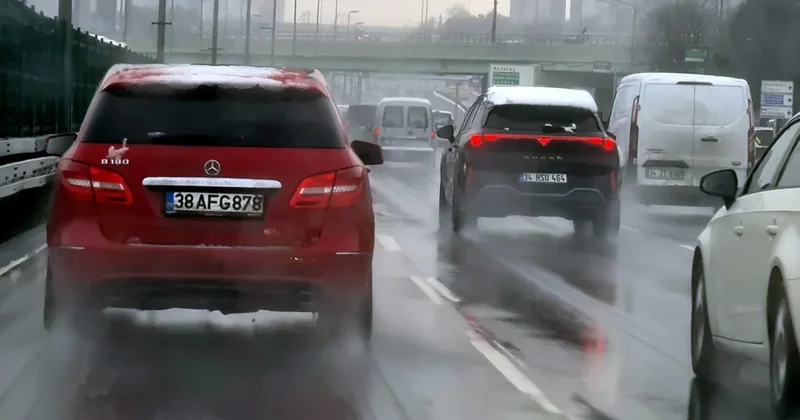 İstanbul da kar yağdı ulaşım çileye dönüştü! İETT otobüsleri yolda kaldı, vatandaş itti