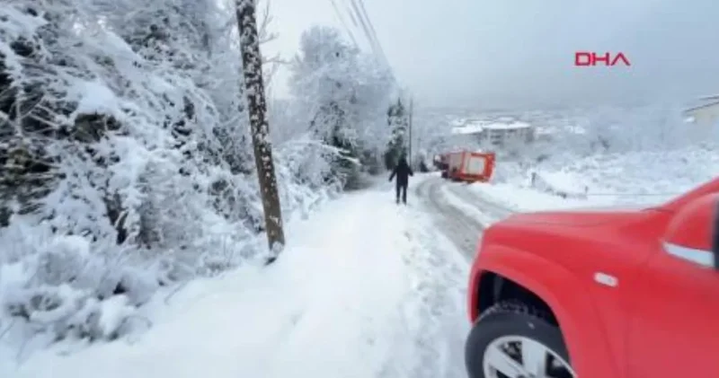 Karla kaplı yolda geri geri kaydı, temizlik işçisini sıkıştırdı!