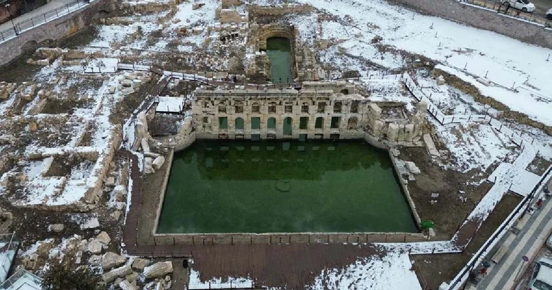 50 derece sıcaklıkta 2 bin yıldır akıyor: Akın akın gittiler