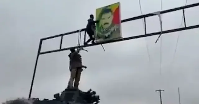 Suriye askeri terörist başı Öcalan ın posterini paramparça etti VİDEO İZLE