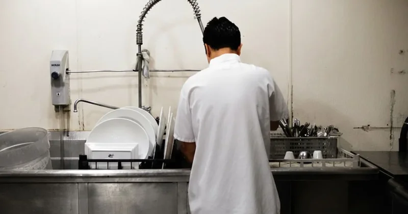 Bulaşıkçılık yapıp 4 vardiyada çalışıyordu: Sistemin açığını bulup milyar dolarlık şirket kurdu Sözcü Gazetesi