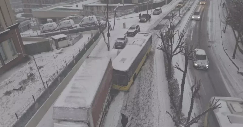 Kar İstanbul u esir aldı! Sokaklar piste döndü, araçlar çarpa çarpa ilerledi