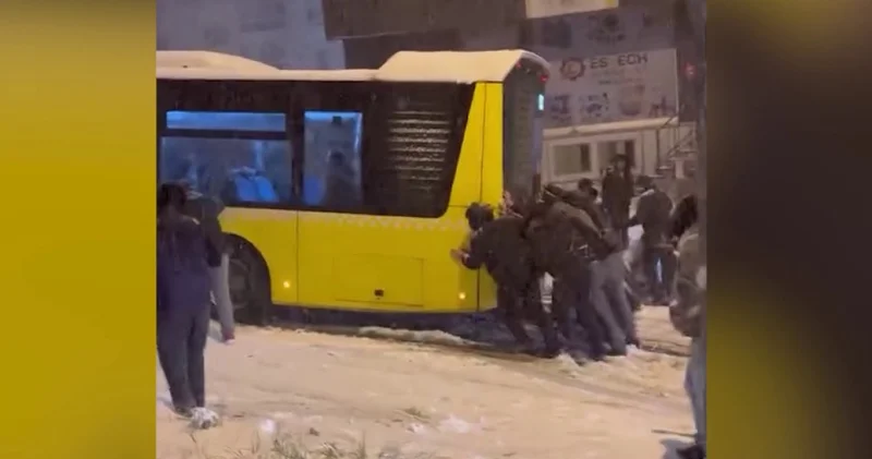 İETT otobüsünü iterek kurtardılar! Son dakika haberleri