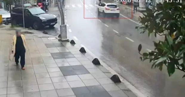 Kocaeli haberleri Kocaeli de arabanın yaya geçidinde çarptığı kadın ağır yaralandı 19 Ocak 2026