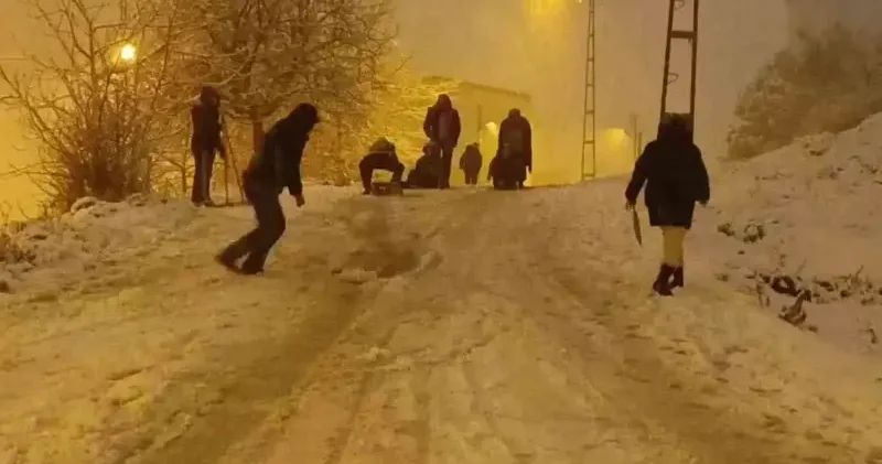 İstanbul da kar sevinci: Sokaklar çocukların oyun alanına döndü İstanbul Haberleri