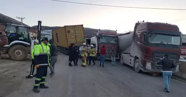 Hatay haberleri Hatay da buzlanma faciası! 11 araç zincirleme kazaya karıştı: Çok sayıda yaralı var 19 Ocak 2026