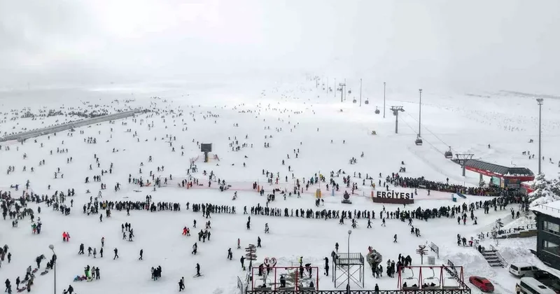 Erciyes sömestirin ilk hafta sonunda 250 bin kişiyi ağırladı