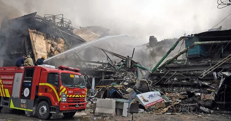 Pakistan daki AVM yangınında ölenlerin sayısı 14 e yükseldi: 70 ten fazla kişi kayıp