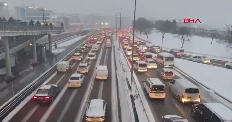 İstanbul da kar yağışı ile birlikte trafik yoğunluğu