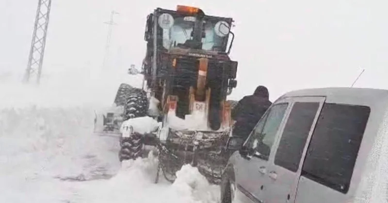 Erzurum da yolda kalan 15 kişi kurtarıldı