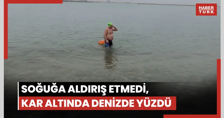Soğuğa aldırış etmedi, kar altında denizde yüzdü