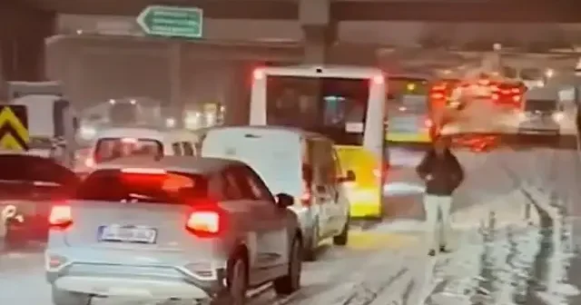 İstanbul da kar etkisini artırdı araçlar yolda kaldı VİDEO İZLE