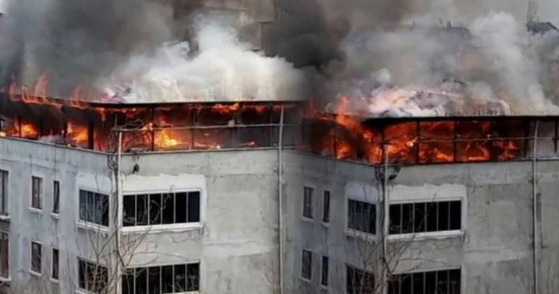 Binanın çatısı alev topuna döndü!