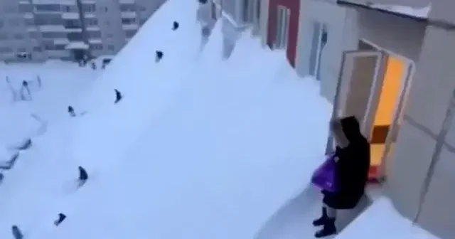 Kamçatka’da beyaz esaret: Kar kütleleri apartman boyutuna ulaştı VİDEO İZLE