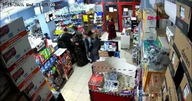 Adana da husumetli akrabaları market kavga etti ortalık bir anda karıştı!