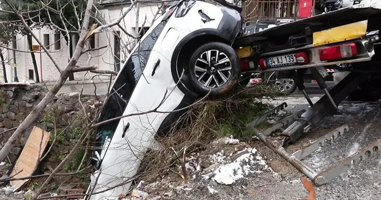 İstanbul da otomobil yokuş aşağı kayıp bahçeye uçtu: 3 yaralı