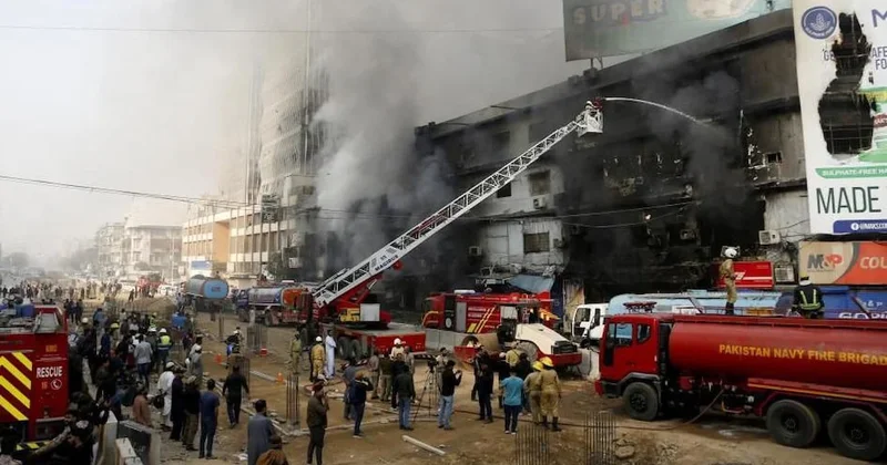 Pakistan daki alışveriş merkezinde çıkan yangında ölü sayısı 14 e yükseldi Sözcü Gazetesi