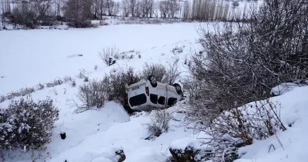 Mardin haberleri Mardin de buzlanan yolda kayan araç uçuruma yuvarlandı: 6 yaralı 19 Ocak 2026