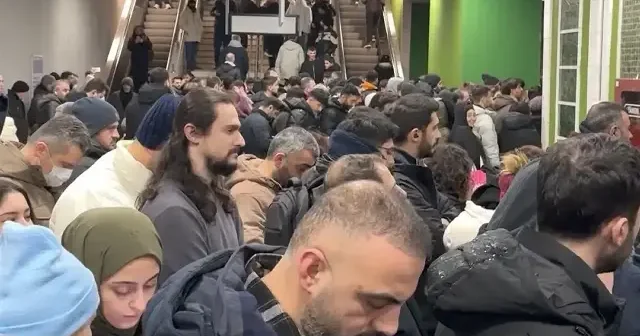 Mahmutbey Metro İstasyonu’nda kar izdihamı: Vatandaşlar saatlerce bekledi VİDEO İZLE