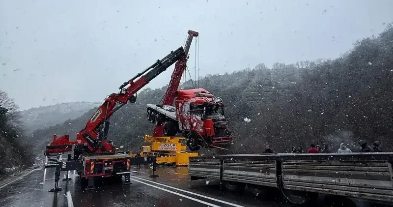 Tır uçuruma devrildi: Sürücü alkollü çıktı Zonguldak Haberleri