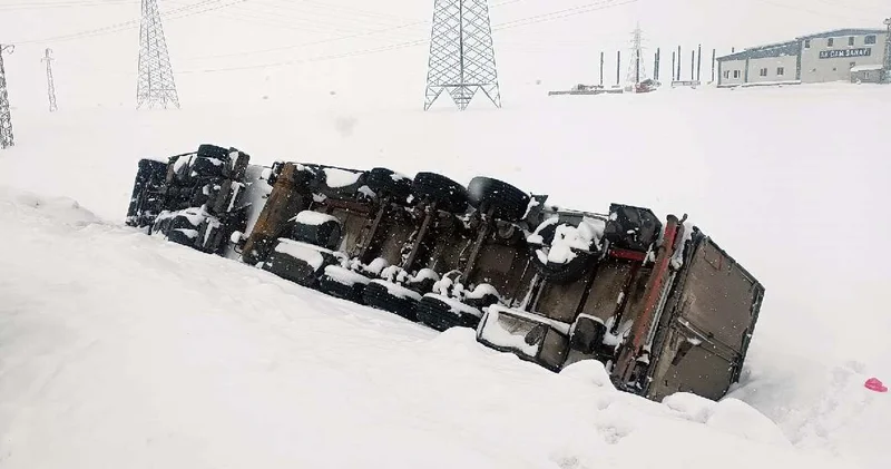 Kar ve tipi kazaya neden oldu: TIR devrildi