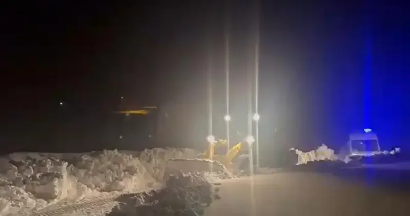 Yolu kardan kapanan köydeki hasta için ekipler seferber oldu