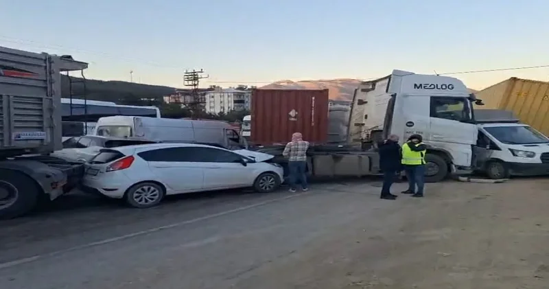 Hatay da 11 araç birbirine girdi: Yaralılar var