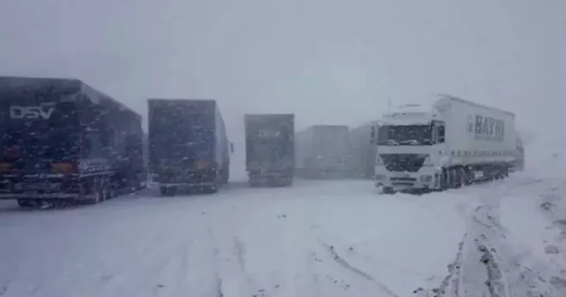 Yoğun kar yağışı! 3 ilin birbiriyle bağlantısı kesildi