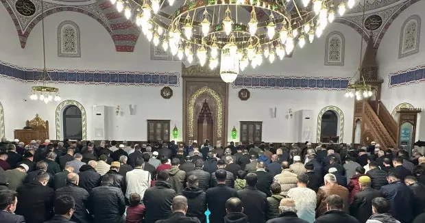 Konya haberleri Başkan Altay ve Başkan Kavuş, Konyalıların ilk teravih namazı heyecanına ortak oldu 19 Şubat 2026