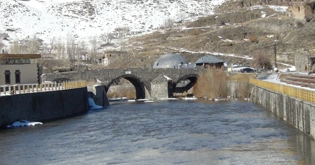 Kars Çayı nda erken bahar: Zemheri beklenirken buzlar çözüldü Kars Haberleri