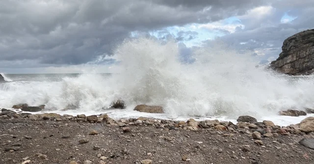 Amasra da fırtına; dalgalar kaldırım taşlarını söktü Bartın Haberleri